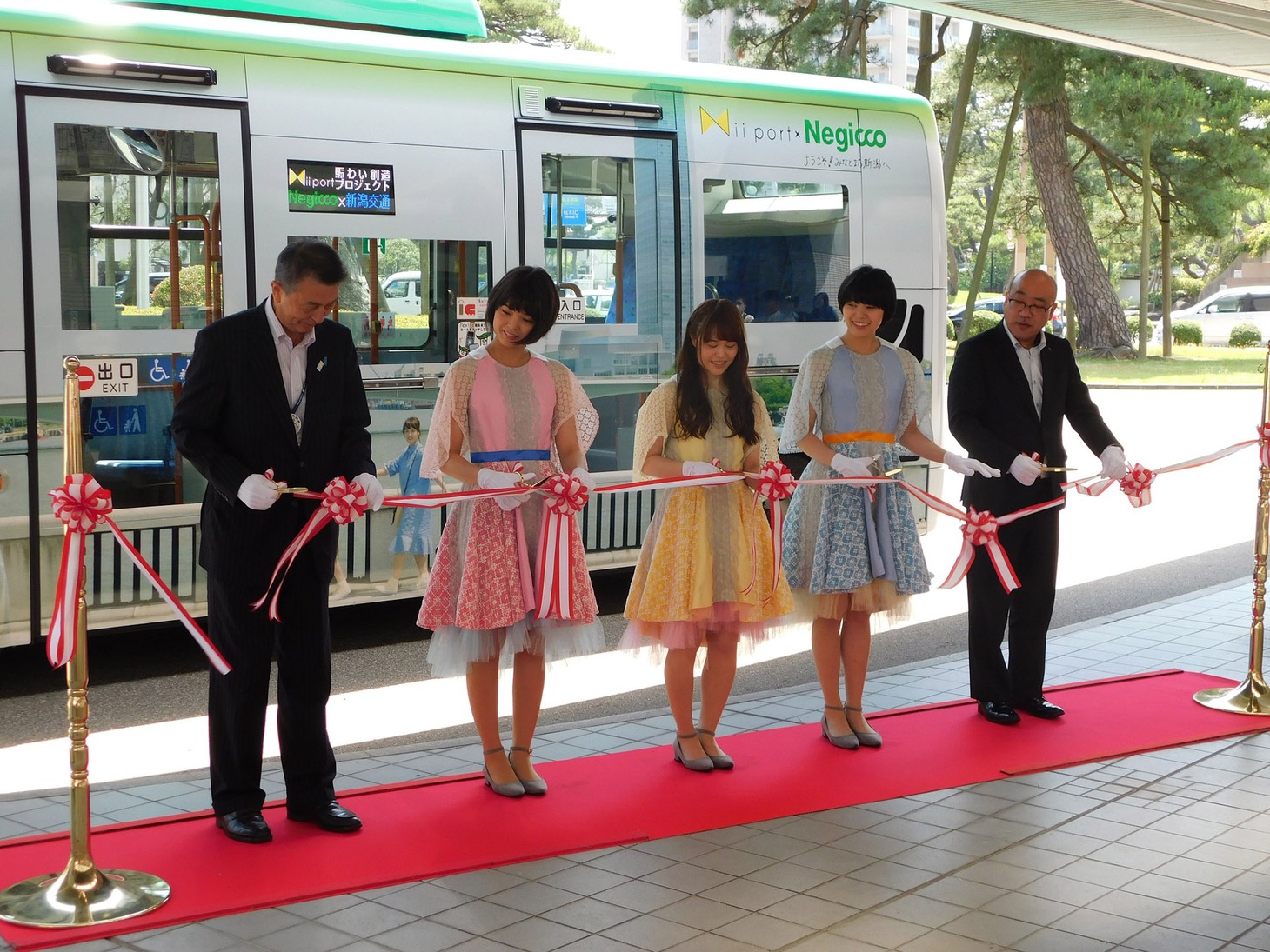 ネギバスの完成発表に参加するNegicco。