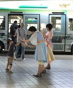 ネギバス試乗者を見送るNegicco。