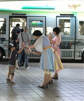 ネギバス試乗者を見送るNegicco。