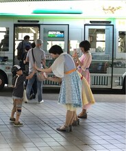 ネギバス試乗者を見送るNegicco。