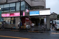 下北沢駅から茶沢通り沿いに5分ほど歩いたビルの地下に下北沢THREEは位置する。
