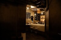 フロアから臨むバーカウンター。