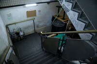 地下のフロアへと続く階段。