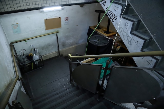 地下のフロアへと続く階段。