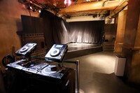 下北沢THREEのフロア。 （撮影：小原啓樹）