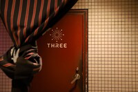 フロア入り口のドア。（撮影：小原啓樹）