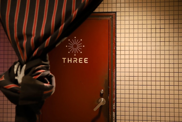 フロア入り口のドア。