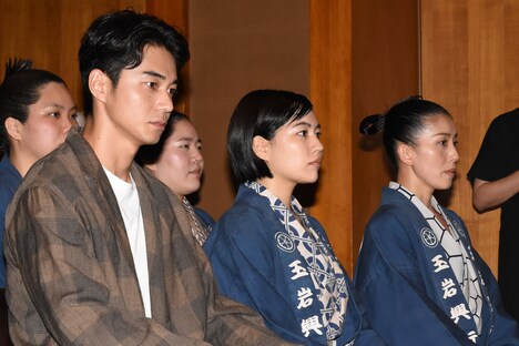 「菊とギロチン」ヒット祈願イベントの様子。