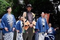 「菊とギロチン」ヒット祈願イベントの様子。