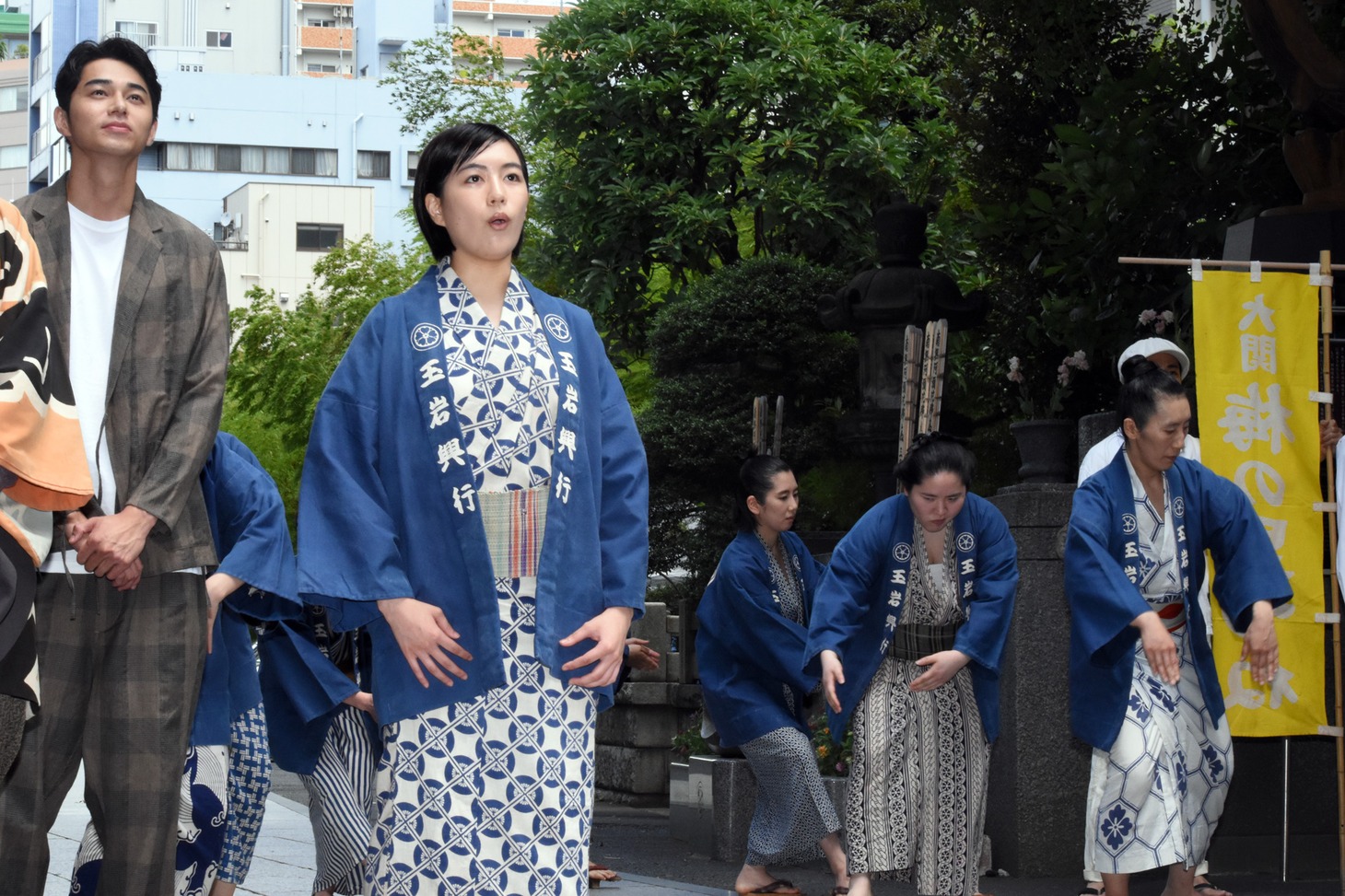 「菊とギロチン」ヒット祈願イベントの様子。