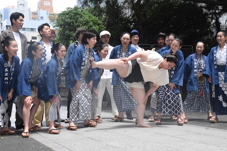 「菊とギロチン」ヒット祈願イベントの様子。
