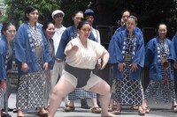 「菊とギロチン」ヒット祈願イベントの様子。