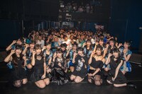 「Up's COLLEGE 2nd GENERATION 試練のツーマン10番勝負 第10戦 ～ UC2 VS アイドルカレッジTeamI ～」で撮影された記念写真。（撮影：古川朋久）