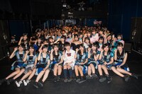 「Up's COLLEGE 2nd GENERATION 試練のツーマン10番勝負 第10戦 ～ UC2 VS アイドルカレッジTeamI ～」で撮影された記念写真。1列目中央が新メンバーの川邊花実。（撮影：古川朋久）