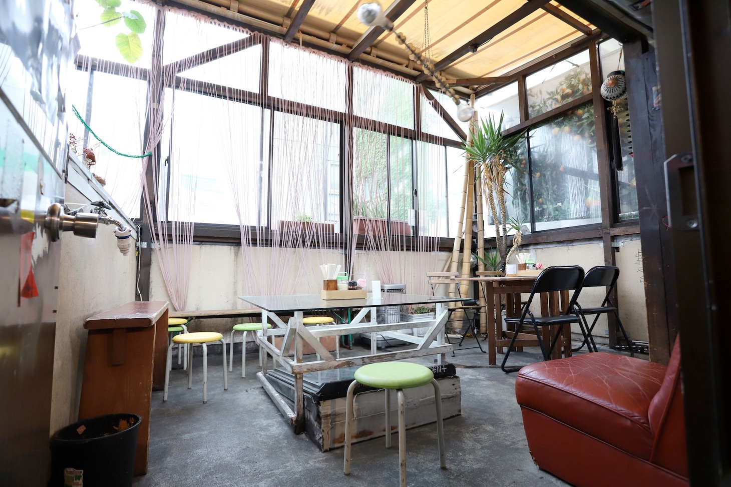 bar bonoboのテラス席。店が火事になったことをきっかけに設けられた。