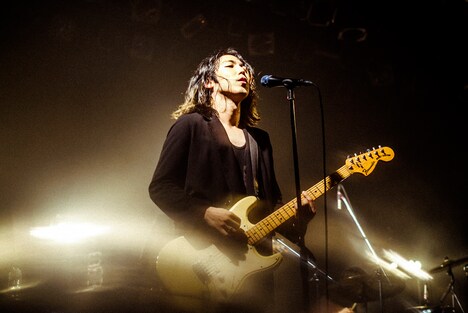 小林祐介（Vo, G / THE NOVEMBERS）（Photo by Atsuki Umeda）