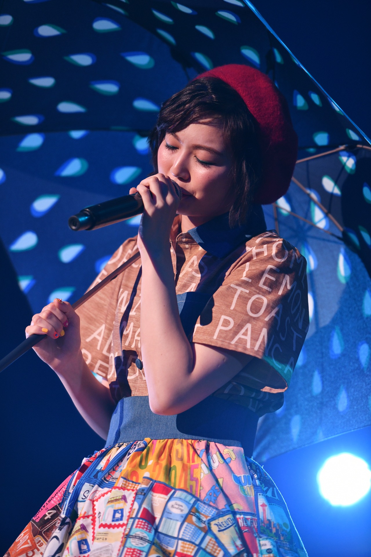 安本彩花