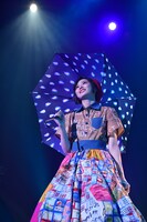 青い傘を手に「Rain」を歌う安本彩花。