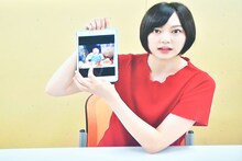 秘蔵写真を見せ幼少期のエピソードを紹介する安本彩花。