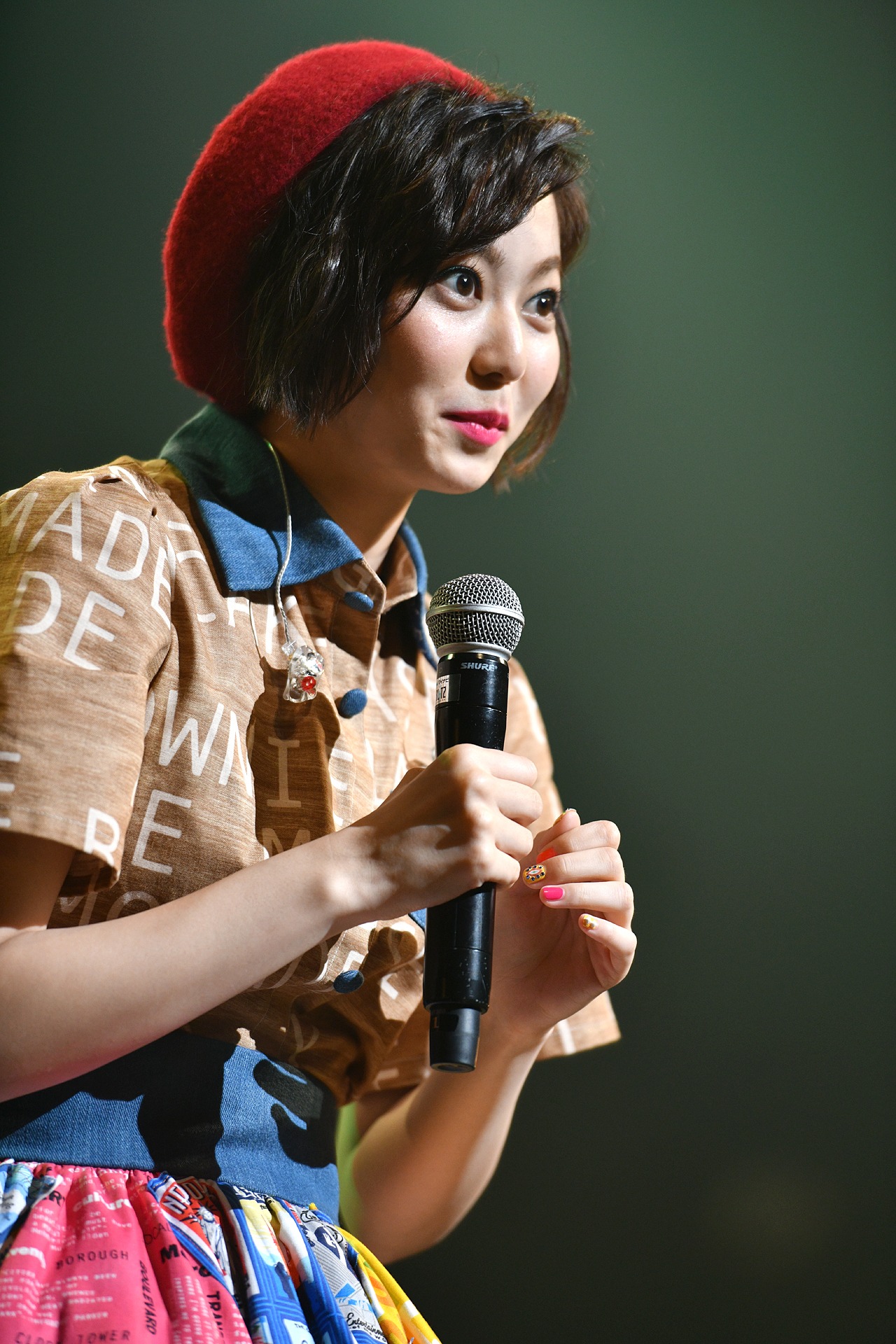 じっとファンを見つめて質問に耳を傾ける安本彩花。