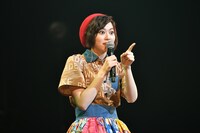 衣装のこだわりポイントを聞かれ「このつぎはぎの……」と表現に困っていると客席から「パッチワーク！」と声が上がり「それだ！」と合点する安本彩花。