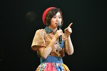 衣装のこだわりポイントを聞かれ「このつぎはぎの……」と表現に困っていると客席から「パッチワーク！」と声が上がり「それだ！」と合点する安本彩花。