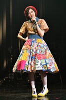 衣装のこだわりポイントについて語る安本彩花。