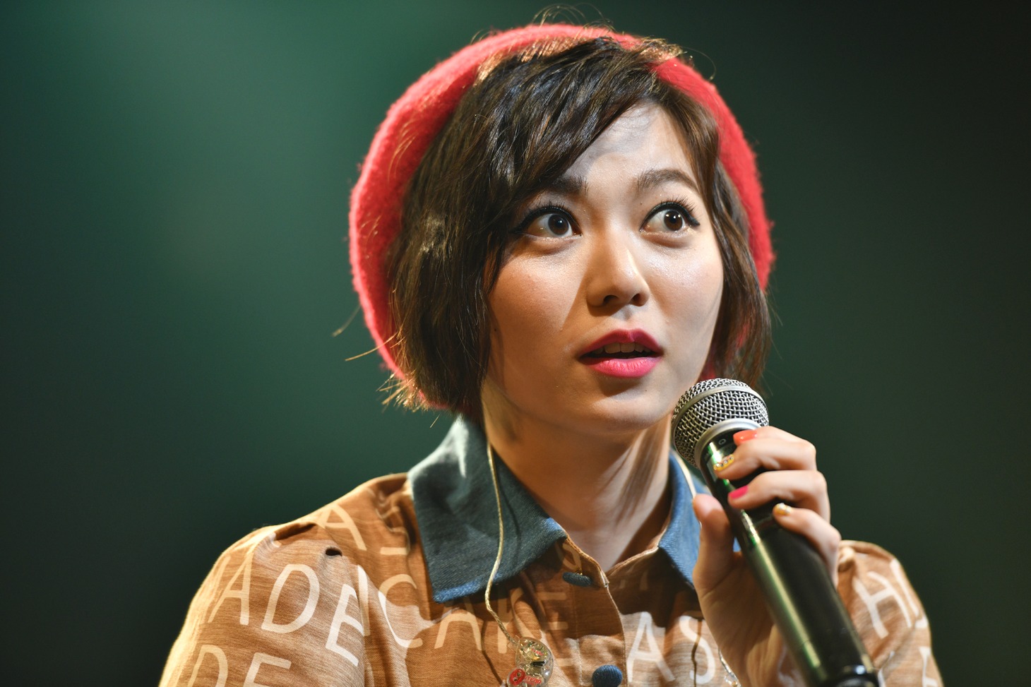 安本彩花