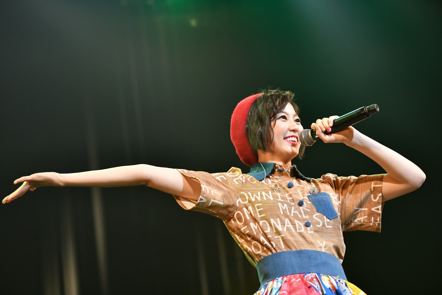 安本彩花