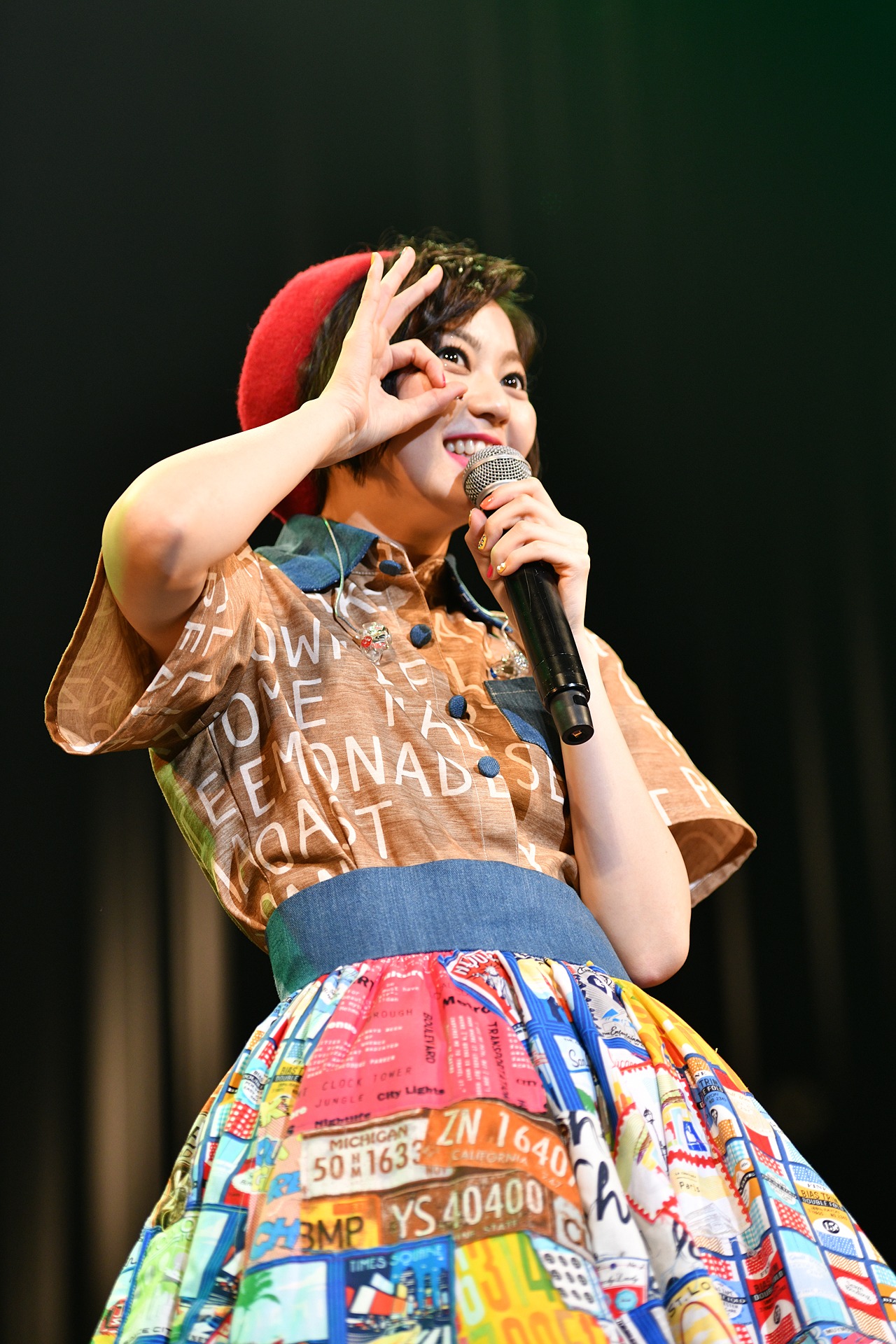 かつての自分を完コピする安本彩花。