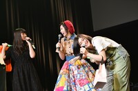 プレゼントを持って駆け付けた柏木ひなた（左）と小林歌穂（右）。