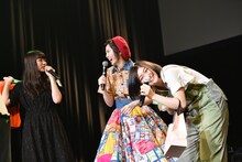 プレゼントを持って駆け付けた柏木ひなた（左）と小林歌穂（右）。