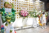 ファンから贈られた花が並ぶロビー。