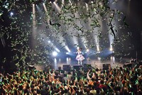 緑色のテープが舞うマイナビBLITZ赤坂。