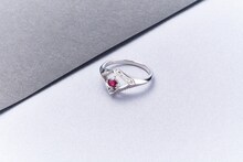 Bijoude「KinKi Kids Select Model」リング見本。ピラミッドを2つ合わせたような形のモチーフは、ソーヤブル（Sawable）というダイヤモンドの原石をイメージしたもの。