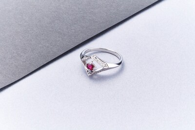 Bijoude「KinKi Kids Select Model」リング見本。ピラミッドを2つ合わせたような形のモチーフは、ソーヤブル（Sawable）というダイヤモンドの原石をイメージしたもの。