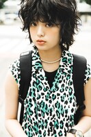 人気画像10位は「寝起きの長濱ねる、男パジャマでいちごミルク食べる『KEYAKI』掲載カット先行公開」より、「KEYAKI ～2018 SummerツアーメモリアルBOOK～」ライブ会場限定版「かっこいい欅」表紙。