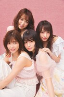 人気画像9位は「寝起きの長濱ねる、男パジャマでいちごミルク食べる『KEYAKI』掲載カット先行公開」より、「KEYAKI ～2018 SummerツアーメモリアルBOOK～」ライブ会場限定版「かわいい欅」表紙。