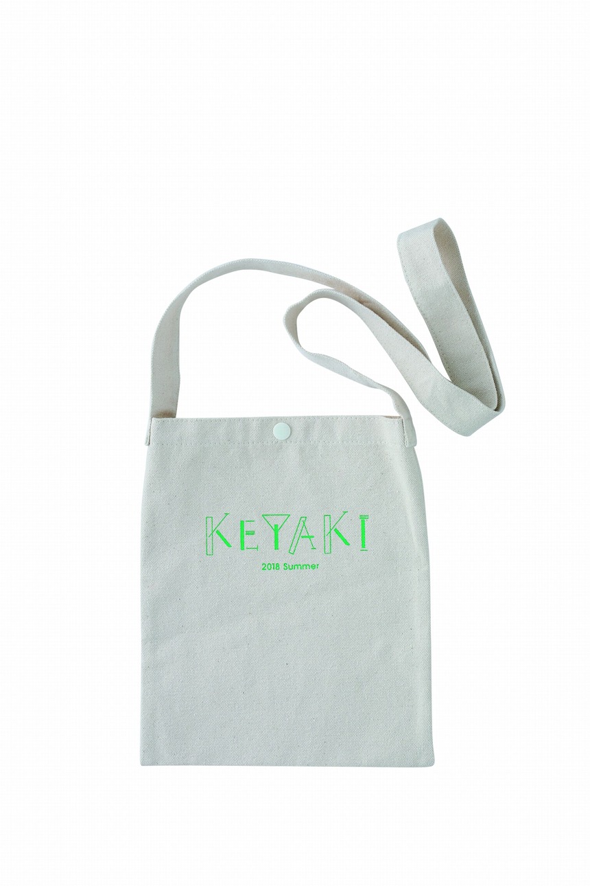 「KEYAKI ～2018 SummerツアーメモリアルBOOK～」通常版に付属のサコッシュバッグ。