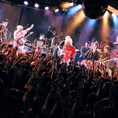 6年目の「ネコフェス」大盛況、アルカラは盟友のギタリスト5人と夢のコラボ