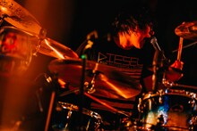 疋田武史（Dr / アルカラ）（撮影：西槇太一）