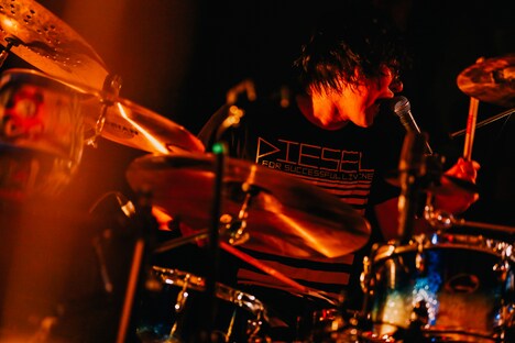 疋田武史（Dr / アルカラ）（撮影：西槇太一）