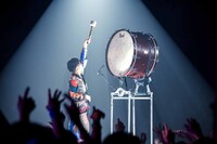 「やどかり」で大太鼓を叩く野田洋次郎（Vo, G, Piano）。（撮影：ヤオタケシ）