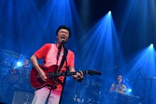 桑田佳祐（Vo, G）（撮影：岸田哲平）