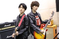 ロックギタリストに扮した超特急のユースケとリョウガ。