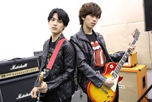 ロックギタリストに扮した超特急のユースケとリョウガ。