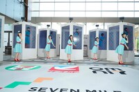 映像にあわせてダンスを披露する乃木坂46。