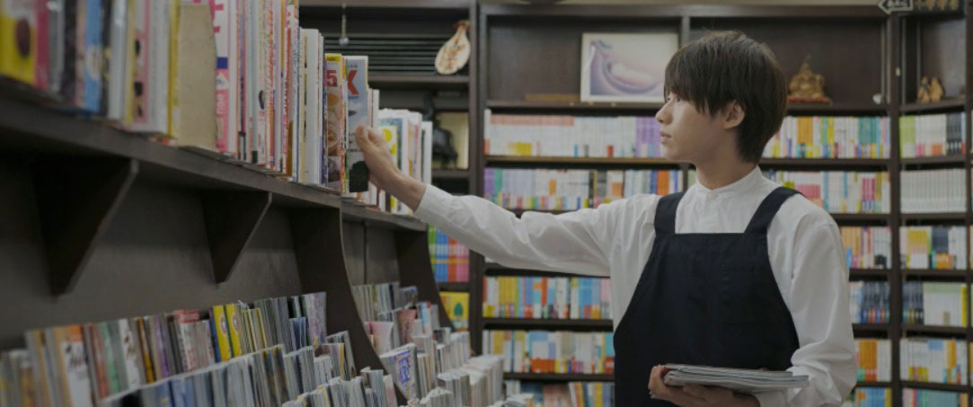 Qyoto「君と僕とアクロス・ザ・ユニバース」ミュージックビデオのワンシーン。