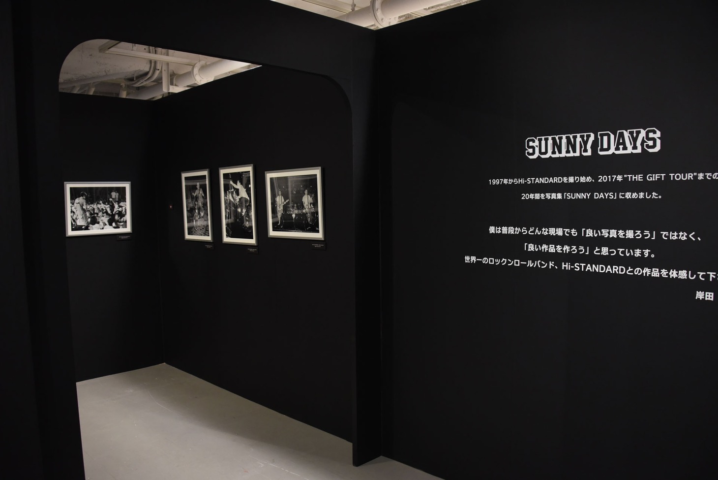 「“SUNNY DAYS” Hi-STANDARD Photographs of TEPPEI KISHIDA」東京・池袋PARCO本館7F PARCO MUSEUM会場の様子。