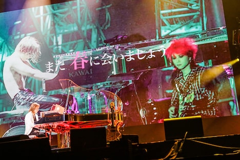 YOSHIKIのライブの様子。
